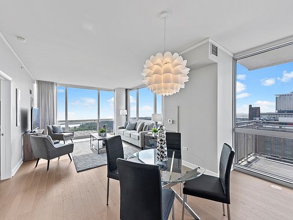2nd image of 1901 S Calumet Ave #1701