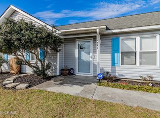 211 Foxtrace Ln, Hubert, NC 28539