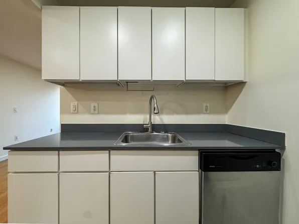 924 Metropolitan Avenue image 12 of 36