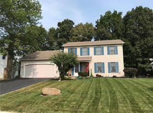 28 Applewood Dr, Rochester, NY 14612