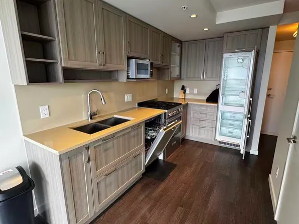 5665 Boundary Rd #2808, Vancouver, BC V5R 0E4