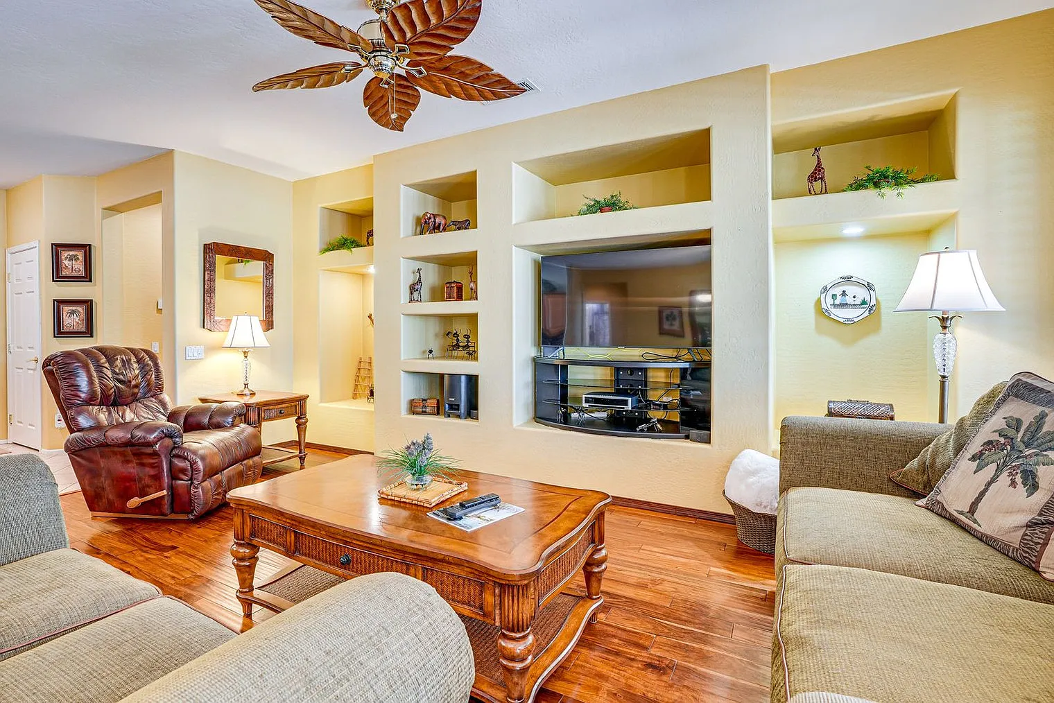 3 bed, 2.0 bath, 1894 sqft, $3,896 — Photo 2