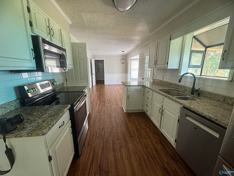 915 Highland Dr — Photo 8