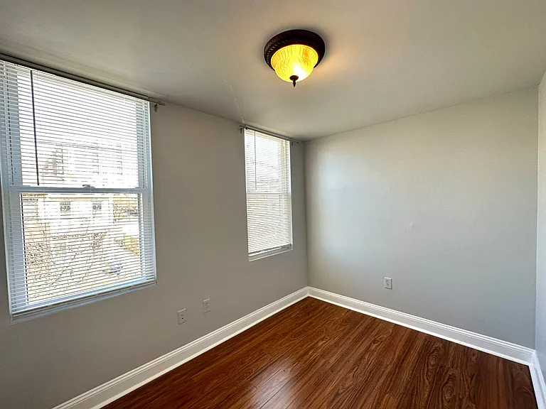 816 W 37th St — Photo 25