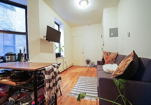 3rd image of 200 E 7th St APT 3B