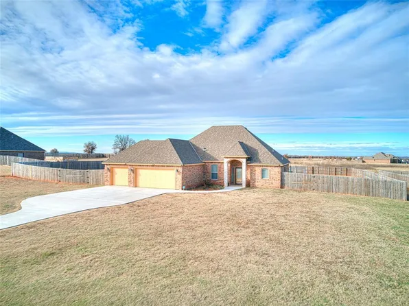 373 NE Sanders Dr, Elgin, OK 73538