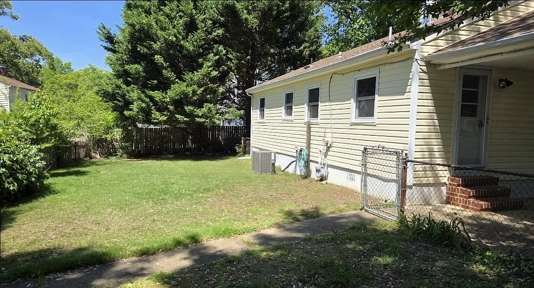 Building Photo - 1205 Sterling Dr