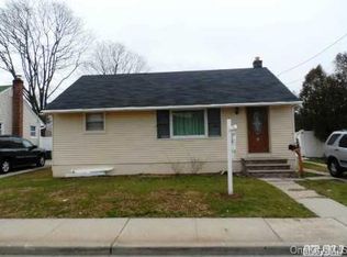 4 Myers Ave, Hicksville, NY 11801