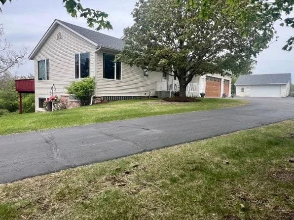 765 Oriole Ln, Hudson, WI 54016