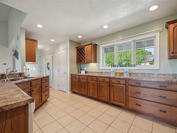 5th image of 200 Woodcrest Ct
