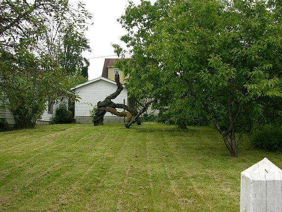 2nd image of 942 N Montgomery Ave