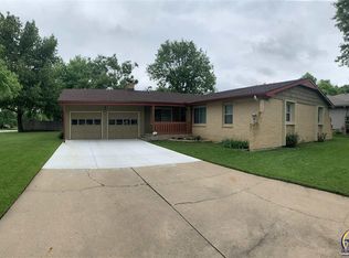 5864 SW 26th St, Topeka, KS 66614