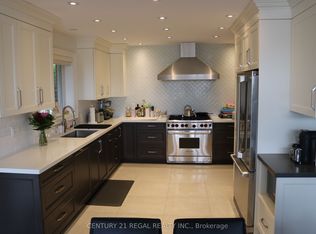 18 Rowse Cres, Toronto, ON M9P 3L5