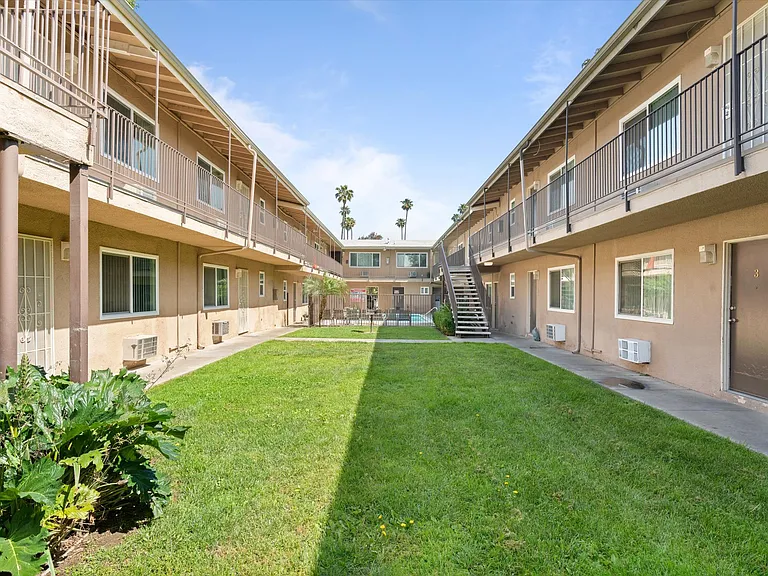Linden Court Apartments — Photo 28
