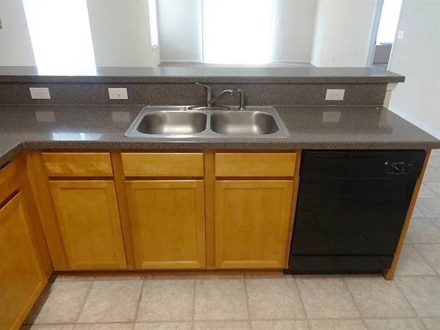 3 bed, 2.0 bath, 1466 sqft, $1,815 — Photo 3