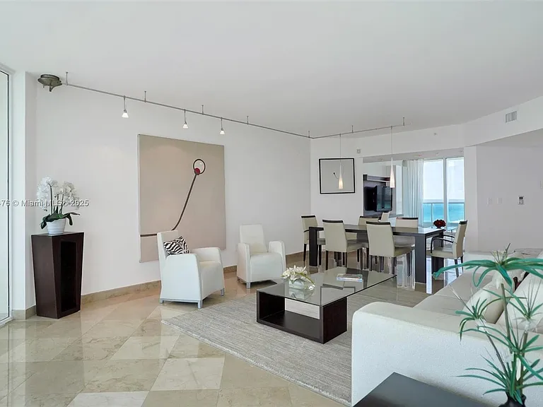 5025 Collins Ave #2107 — Photo 19