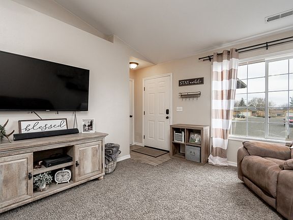 5th image of 3913 W Grand Ronde Ave