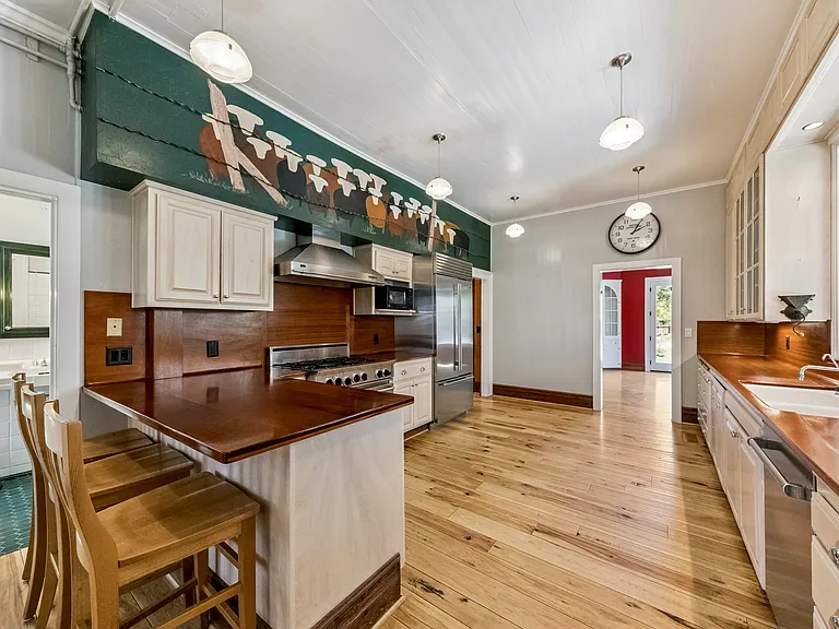 1049 Dressler Ln — Photo 10