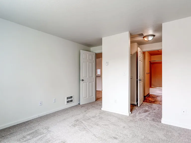 A Bedroom with a Bathroom at The Courtyard at South Station