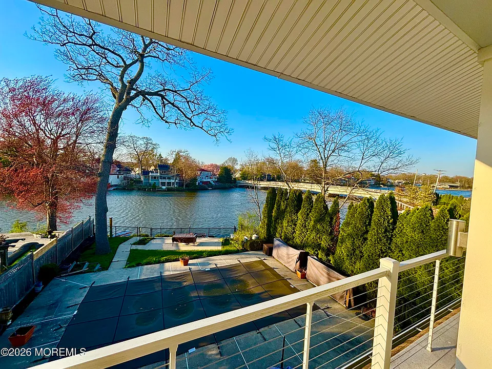 1305 Locust Dr