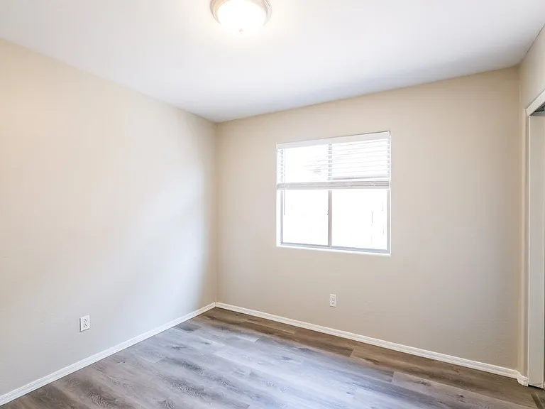 2710 S 108th Ave — Photo 12