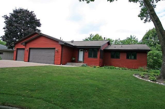Great location! HUGE cul-de-sac lot! Immaculate and updated from top to bottom! Paver driveway. Don't miss it!