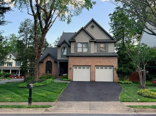 2910 Gray St, Oakton, VA 22124