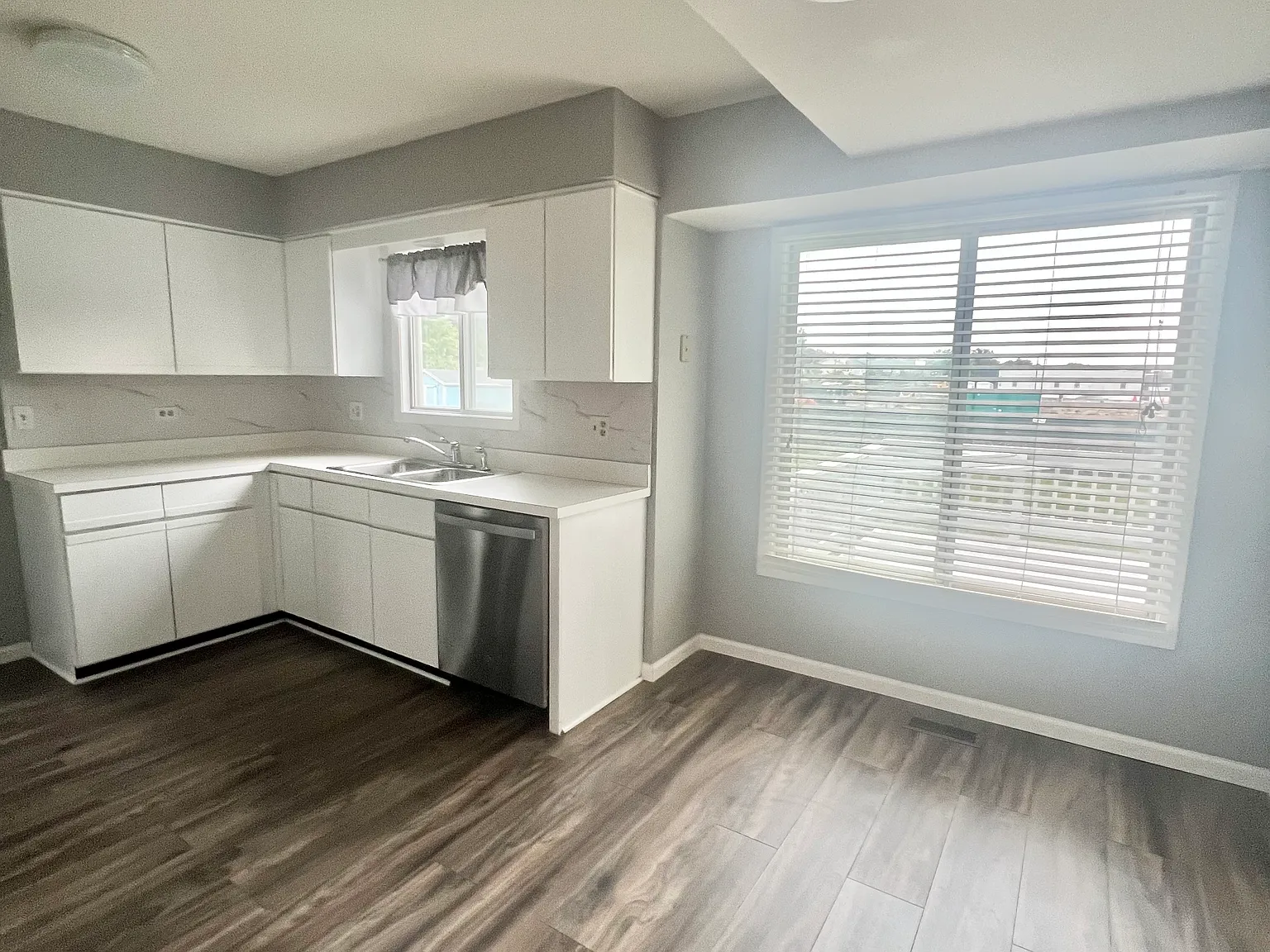 3 bed, 2.5 bath, 1636 sqft, $3,200 — Photo 2