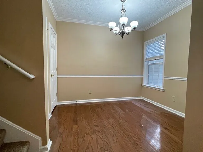 2011 Stokes Ln — Photo 2
