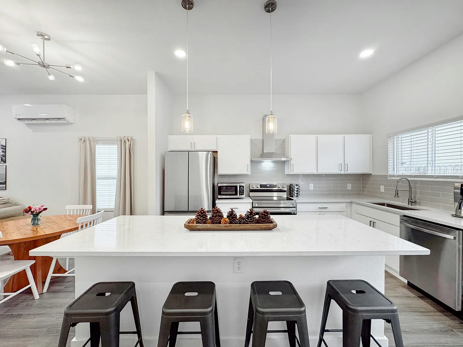 3 bed, 2.5 bath, 1438 sqft, $3,200 — Photo 3