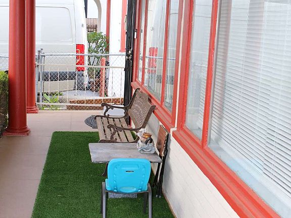 4th image of 824 N Ridgewood Pl