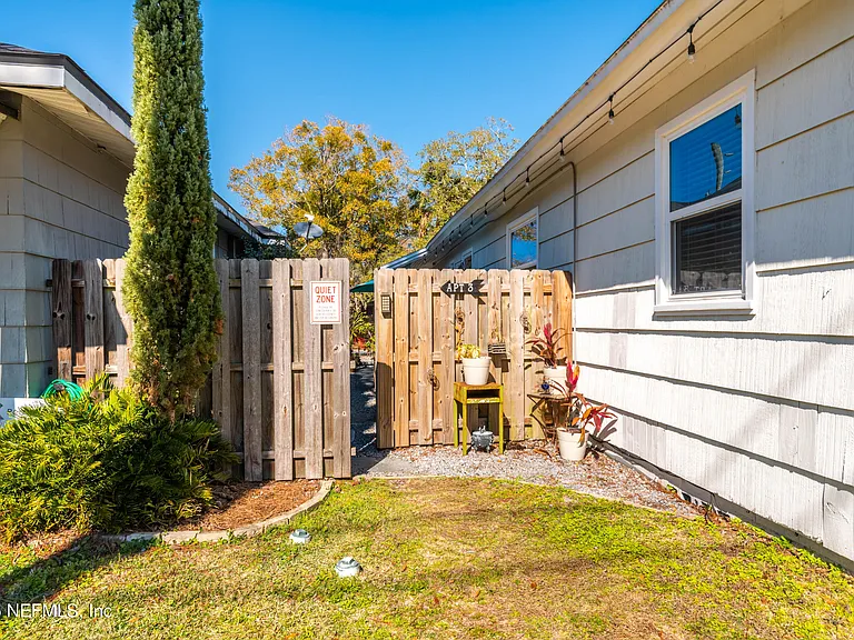 909 Cedar St — Photo 10