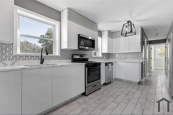 245 W 43rd St — Photo 5