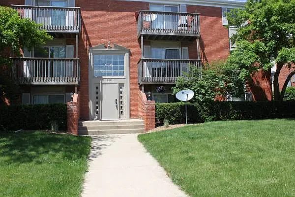 906 E Harding Dr #302 photo 1