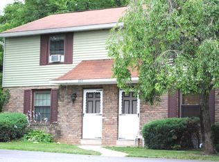 216 Oak Manor Dr, York, PA 17402