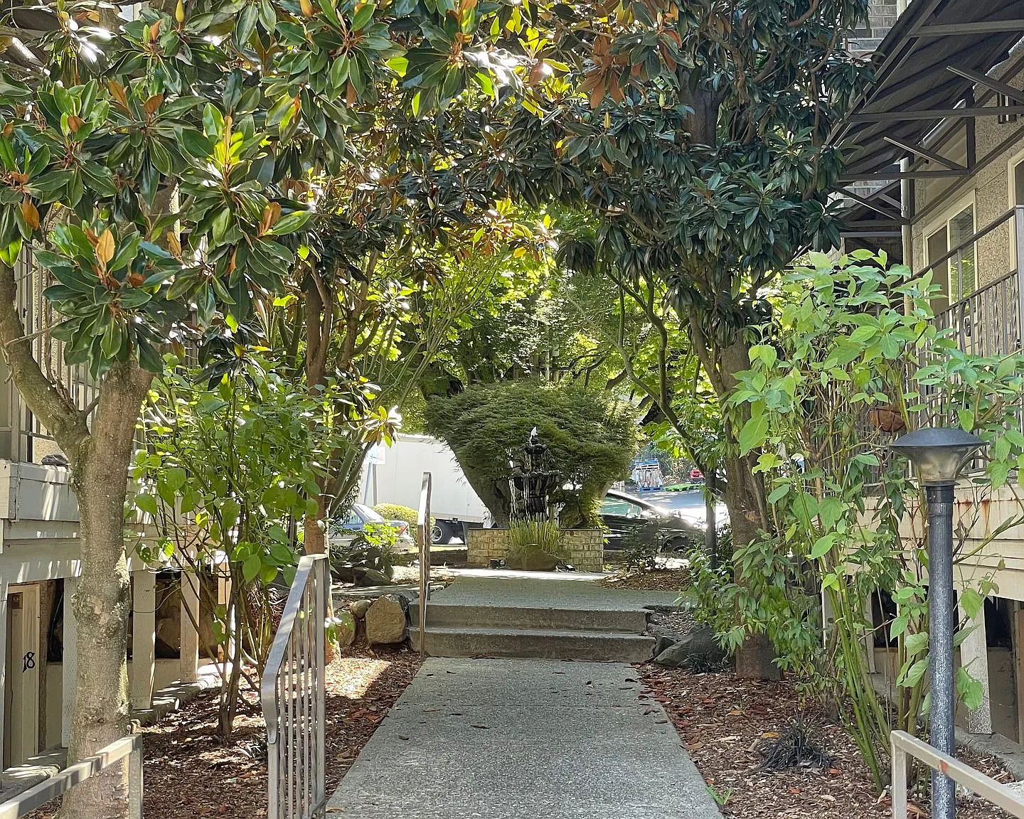 Top Floor 1-Bedroom in Magnolia! — Photo 4