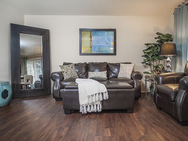 Spacious Living Room l Meridian Firs l Apartments in Puyallup