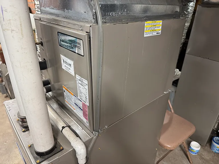 Carrier Ac and high efficency gas heat. Forced hot air.