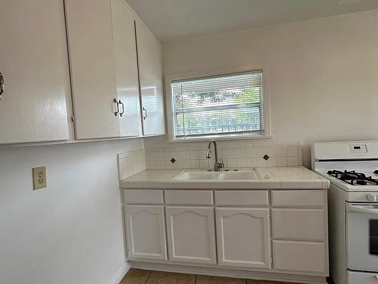 3043 1/2 Larga Ave — Photo 3