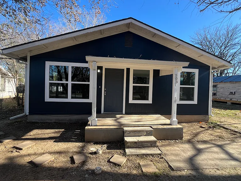 105 Chico St — Photo 1