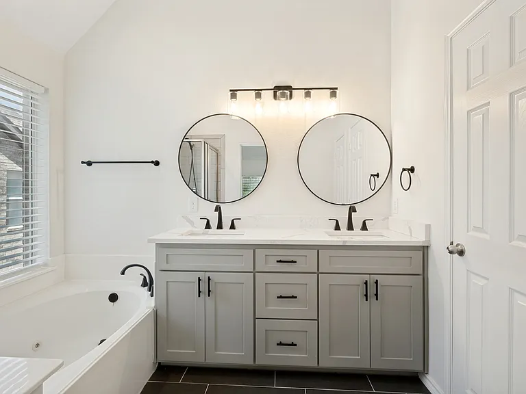 7086 Richmond Dr — Photo 24