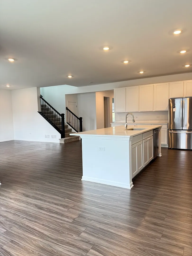 4 bed, 2.5 bath, 2760 sqft, $3,900 — Photo 3