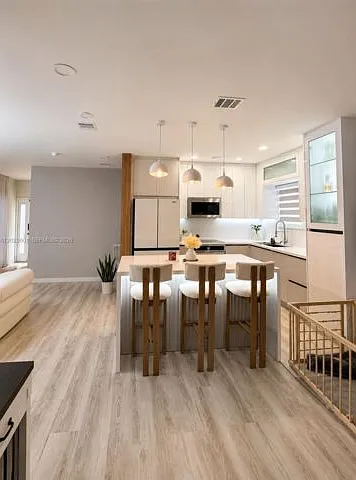 4 bed, 2.0 bath, 1762 sqft, $3,900 — Photo 4
