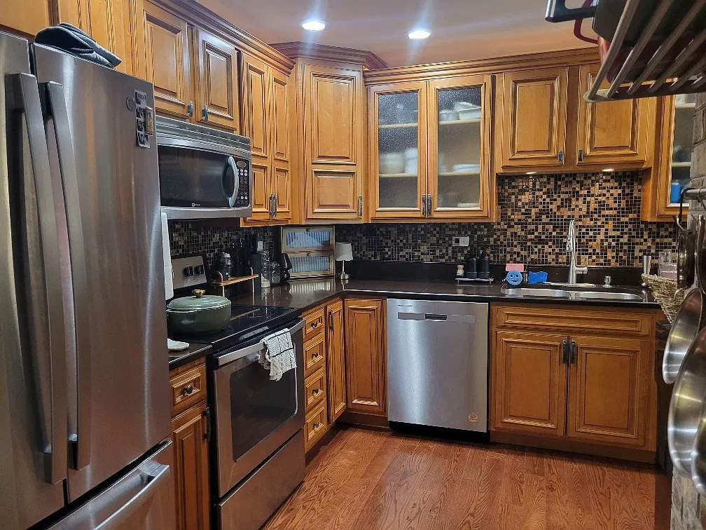 425 Walnut Creek Ln — Photo 3