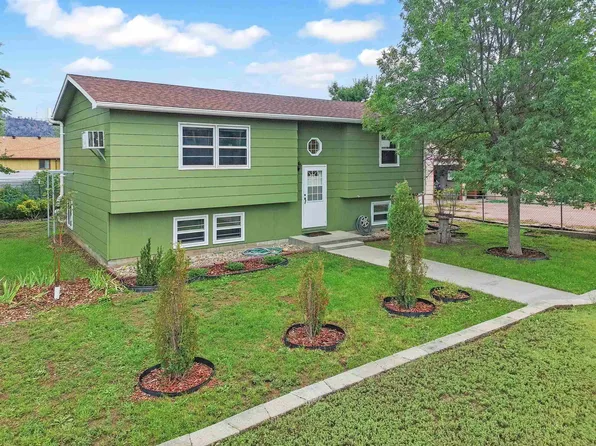 405 S 15th St, Hot Springs, SD 57747