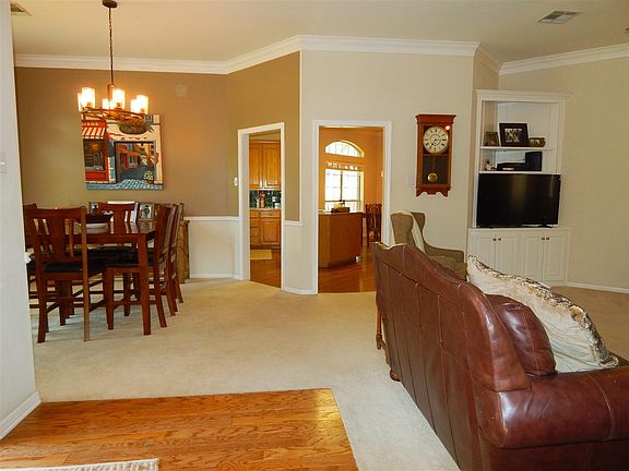 5th image of 104 Twisted Oak Ln