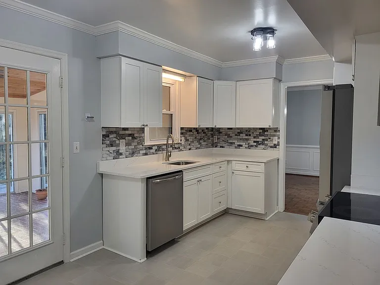 1205 Bixham Ln — Photo 2