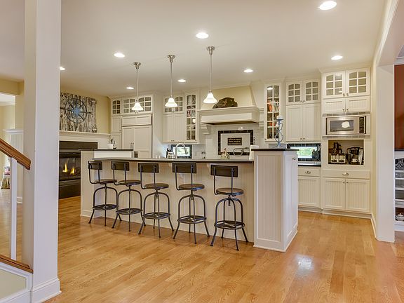 3rd image of 5160 Greenwood Cir