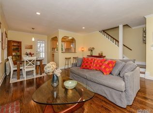 33 Travers St, Manhasset, NY 11030