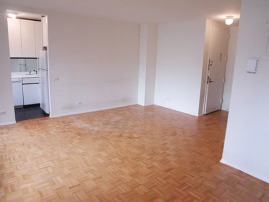Rented by Verdi Square Realty | media 3